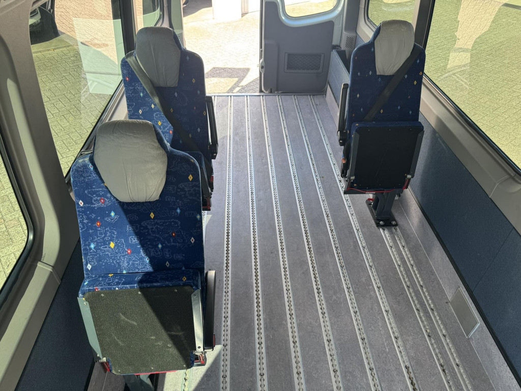 47067587-18.jpg
